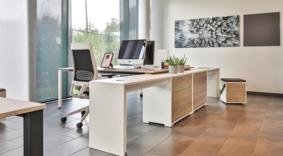 schreibtisch-pensum-buegel-bench-aufgedockt_ref_01