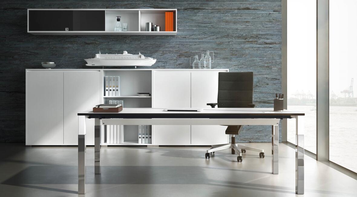 schreibtisch-systotec-quadratrohr-chefbuero